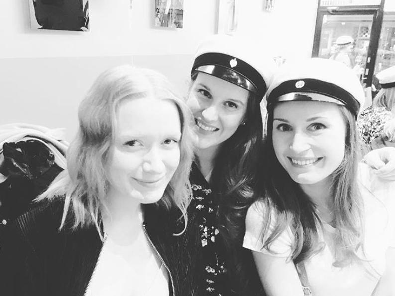 芬兰34岁美女总理自拍图曝光：喜欢与帅哥合影，爱分享私生活