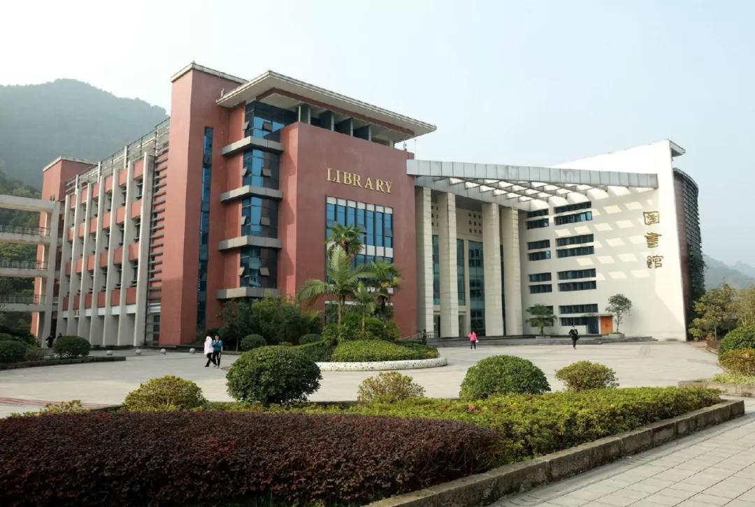 “外国语大学”千万别翻译为“ForeignLanguagesUniversity”!