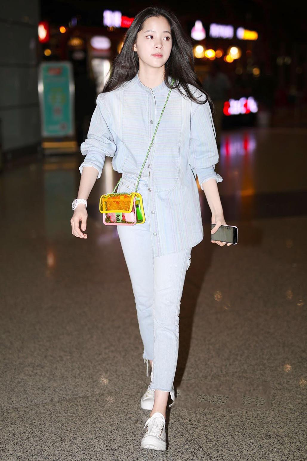 女人再有钱包包也别瞎买,今年流行“塑料袋”,清晰可见得时髦