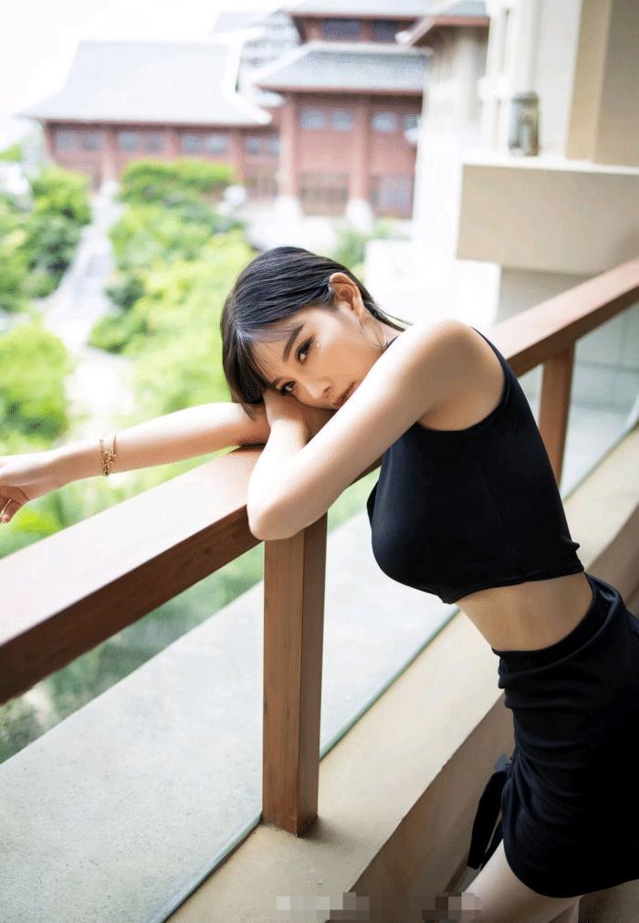 美女穿搭就是“大胆”，拿根布勒脖子，就敢说是时尚