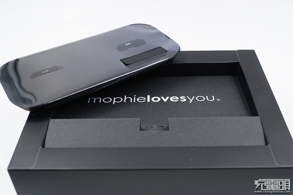 mophie二合一无线充电底座,mophie推出四合一无线充电器