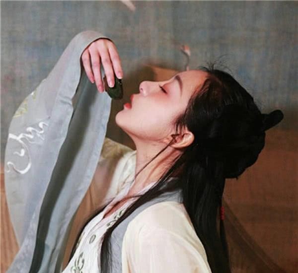 这首诗火了千年，不停被模仿，如今选入语文课本，家长却建议删除