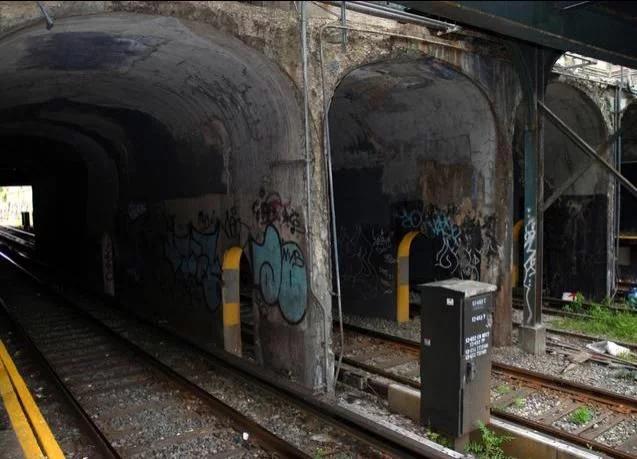 日本人坐地铁安静到可怕,日本的地铁安静的让人害怕