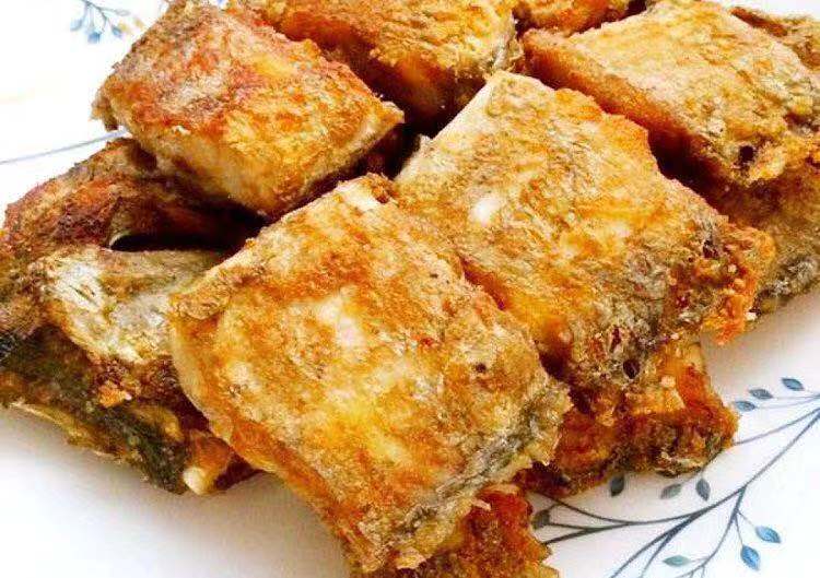 酒店里的招牌菜不粘锅的香煎带鱼,煎带鱼不粘锅不破皮的技巧