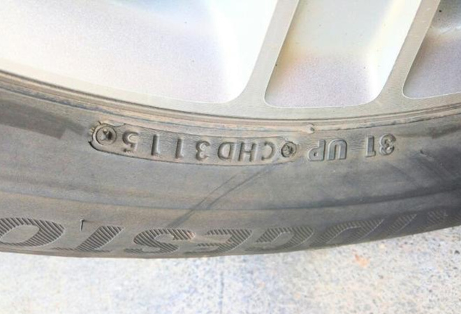 轮胎开裂质量问题图片,轮胎开裂了可以补吗