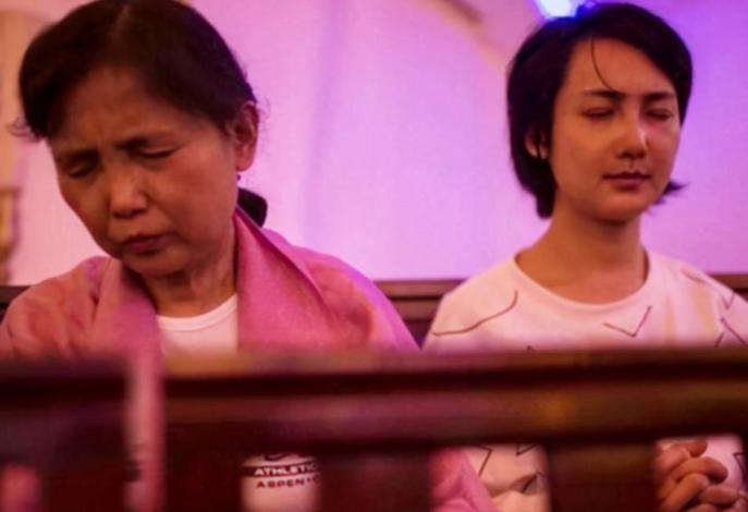 2005年那个“背母上学”的刘霆，十年后变性，还在选美比赛上拿奖