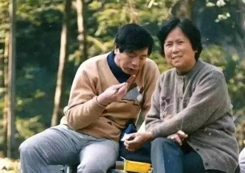 86版西游记总导演杨洁遗体追悼会,西游记导演杨洁给六小龄童示范