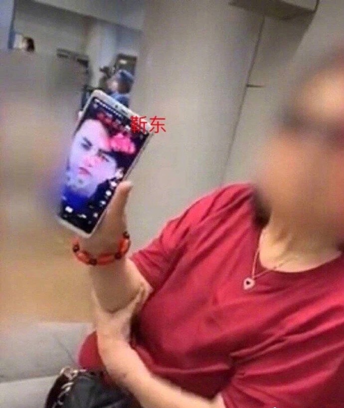 多少老人追星靳东,靳东六旬阿姨追星梦