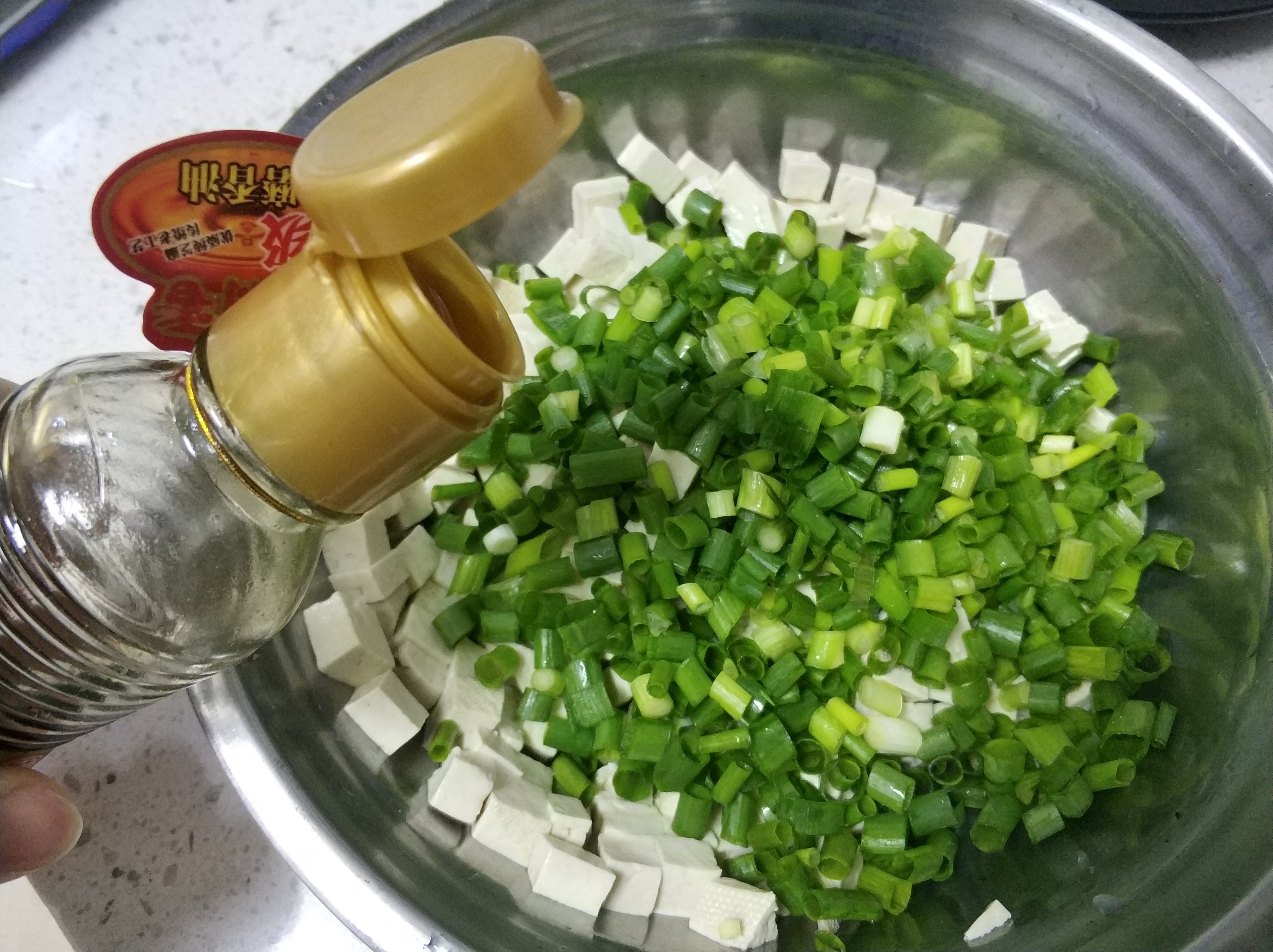 小葱拌豆腐要不要浇热油,小葱拌豆腐要不要烫一下