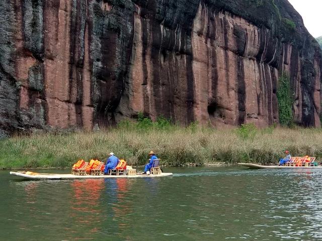 一个让人流连忘返的地方，山清水秀，只需要坐在河边发呆就行。