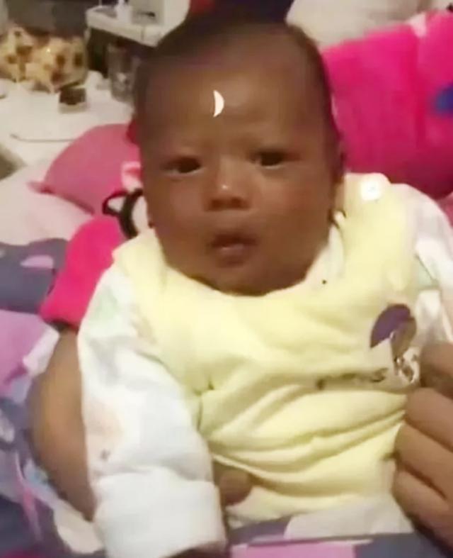 国产宝宝皮肤黑成“碳”,爸爸恶搞贴月牙,网友直呼:包大人