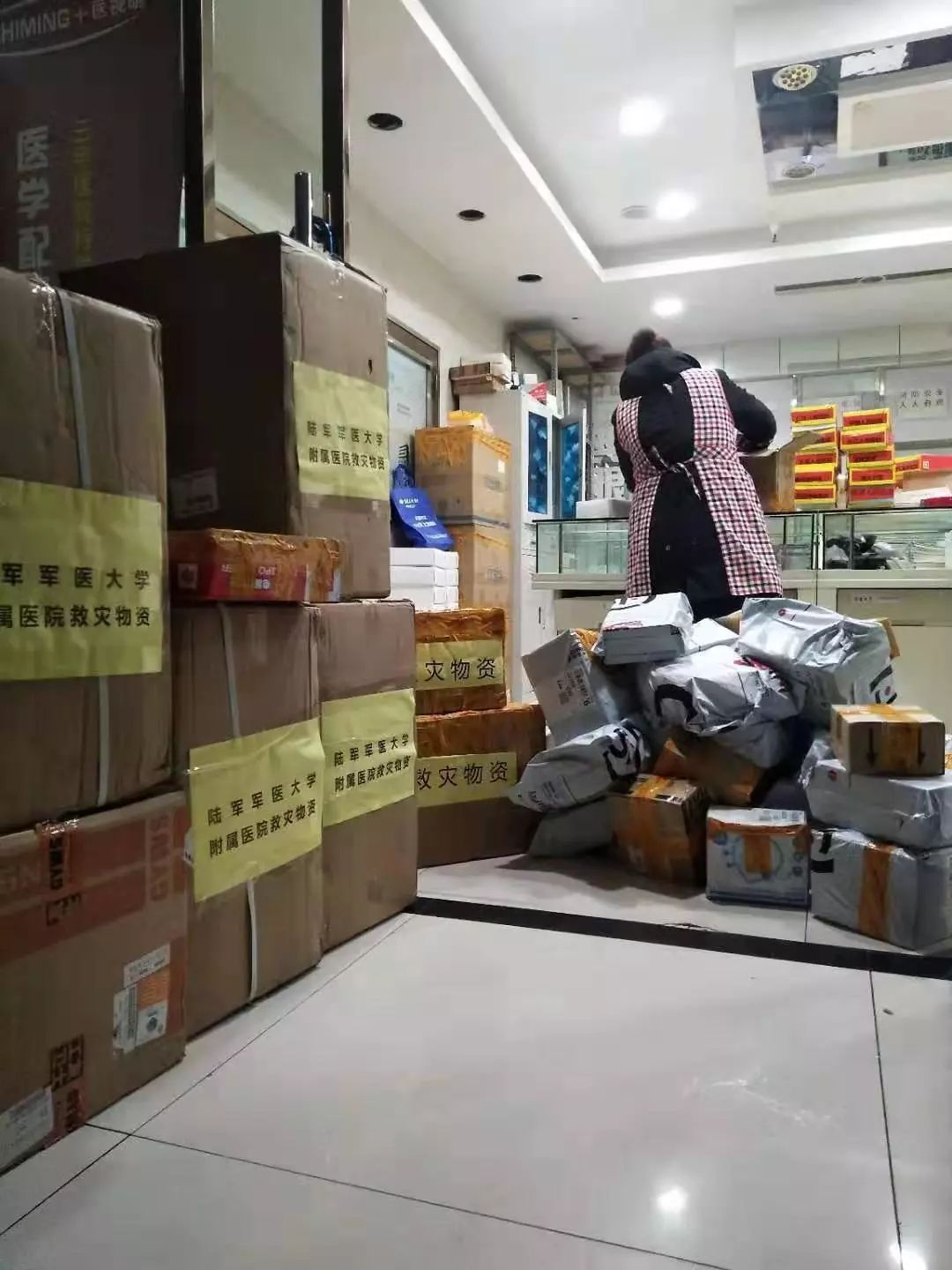 眼镜人在行动|疫情下的「空城」重庆,爱心在蔓延