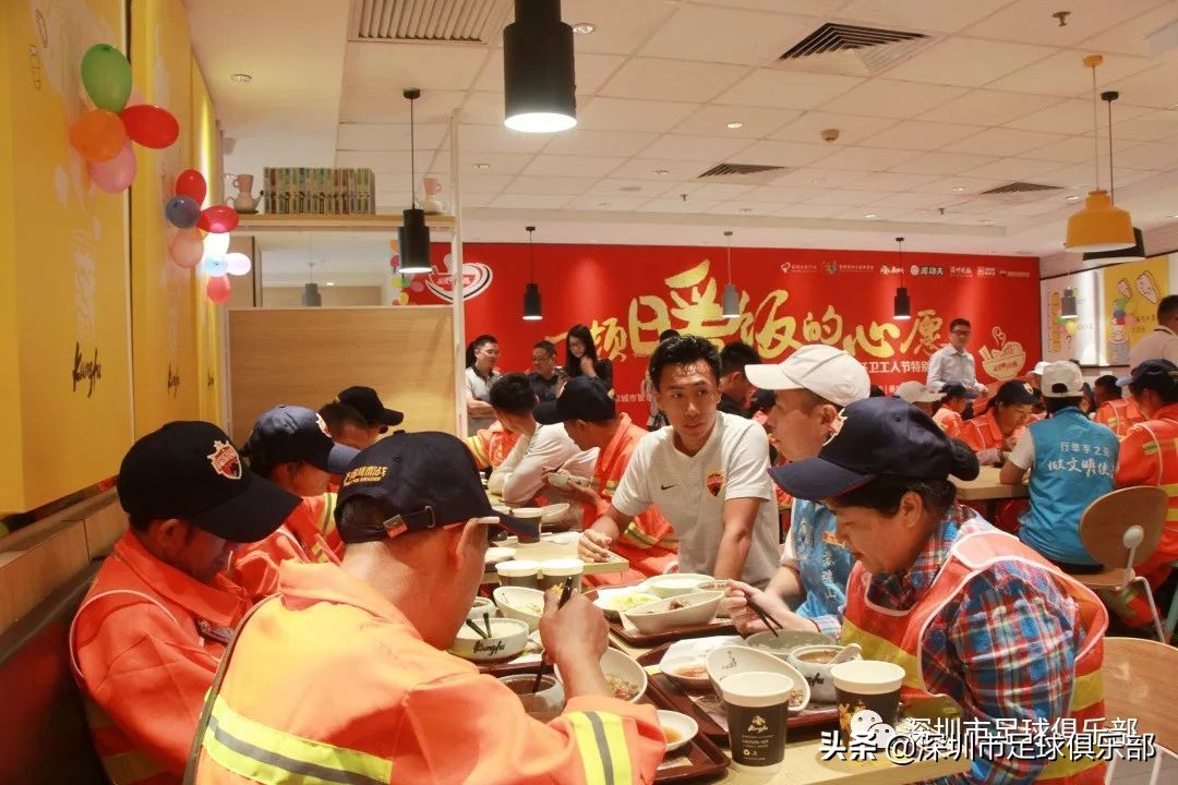 爱心志愿者为环卫工人送餐,暖心志愿者为环卫工人送上爱心粥