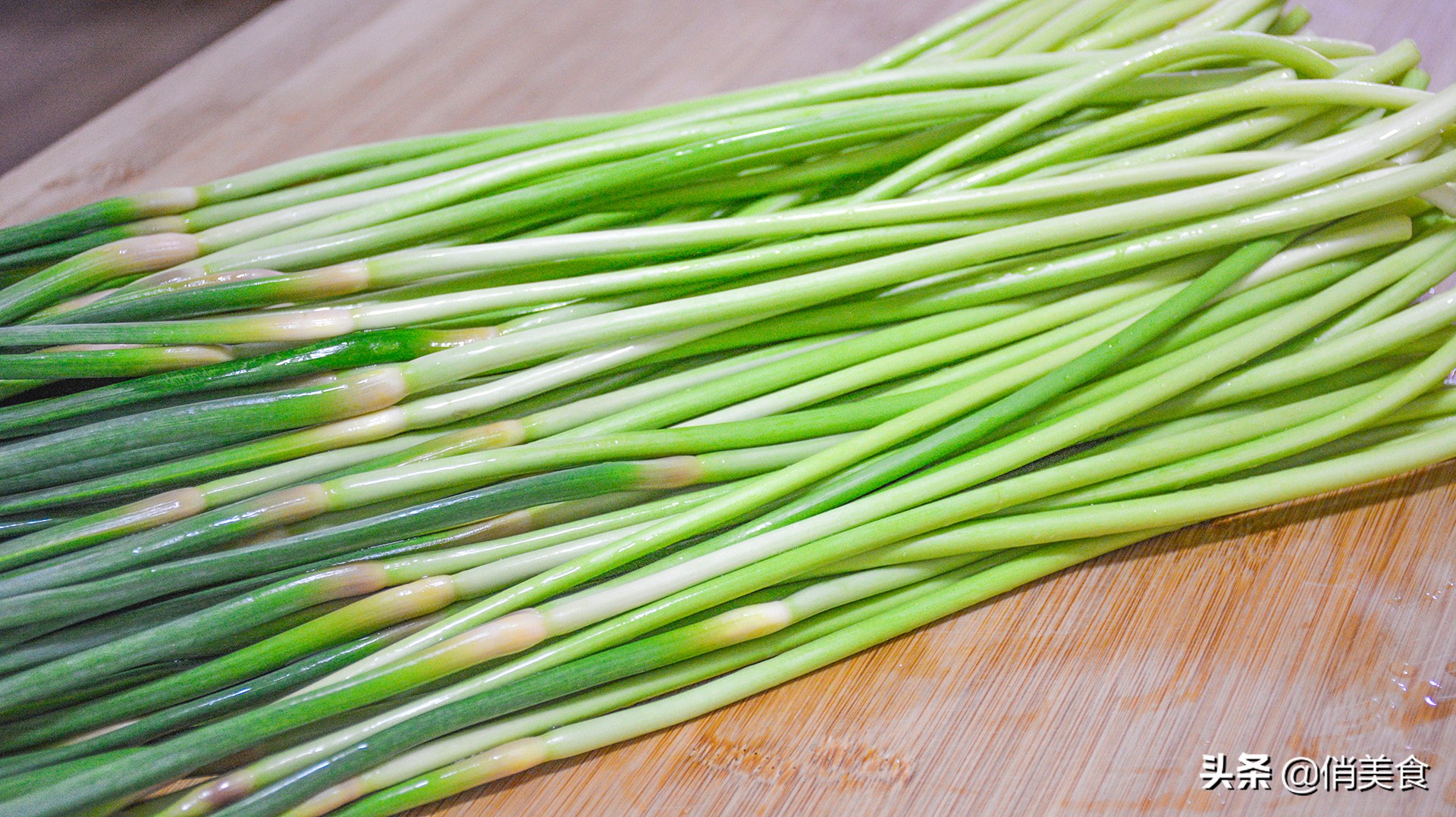 简单好吃的腌蒜苔,农村奶奶腌制蒜苔的家常做法