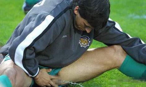 职业赛场拉肚子怎么办,罗斯受伤被扶回更衣室