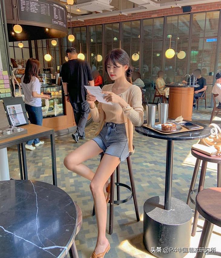 牛仔短裤怎么穿才好看,牛仔短裤就要穿这样的舒适又显瘦