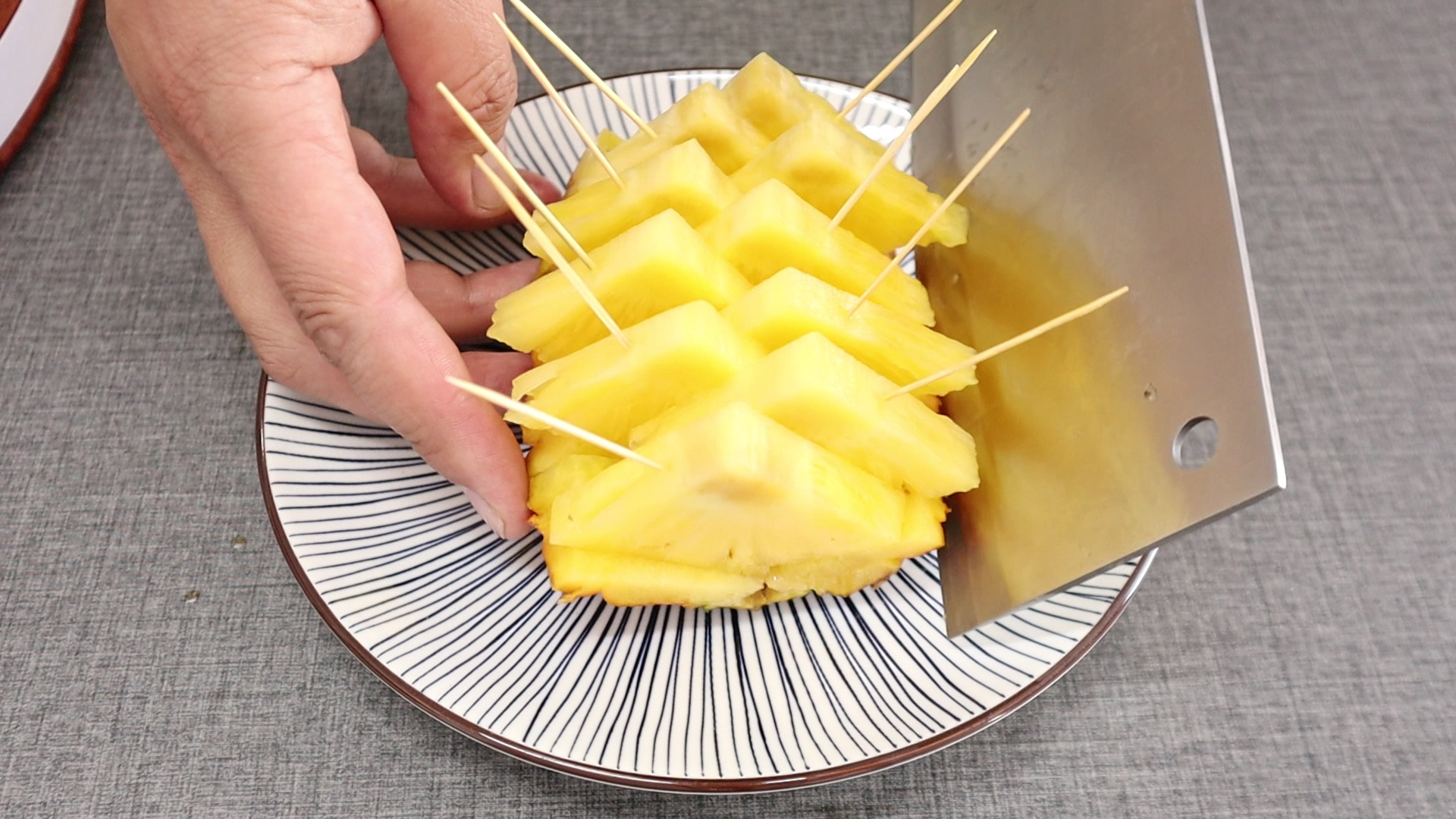 手把手教你切菠萝视频,切菠萝的神仙做法