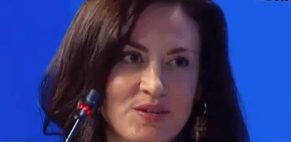 美国女记者*诱色**普京：超短裙、大白腿，撩头发、抛媚眼、舔嘴唇