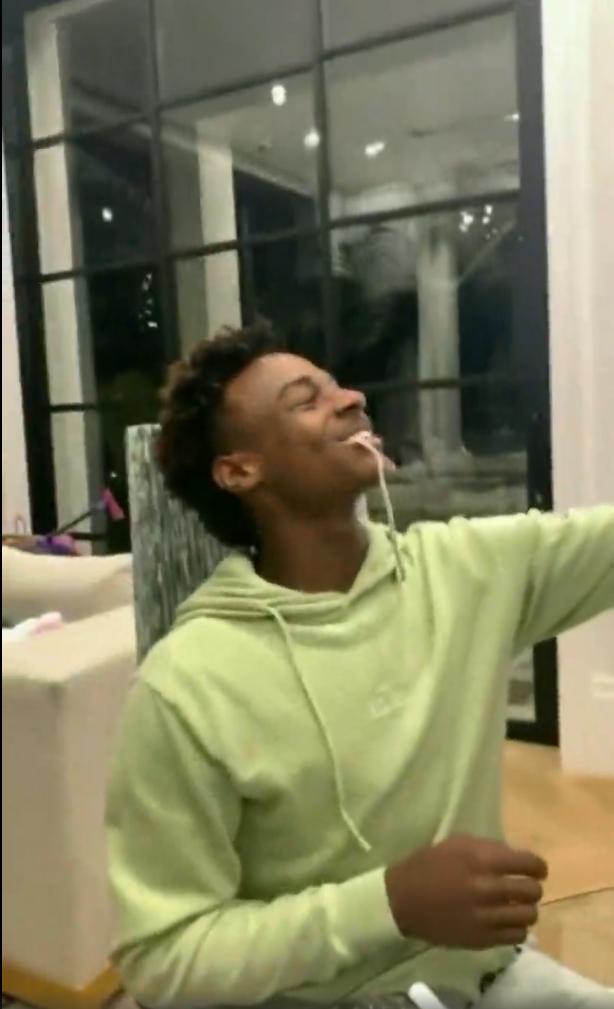 詹皇一家享用墨西哥大餐！老詹让喊玉米饼周二妻子嫌丢人躲身后