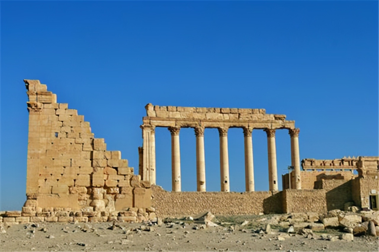 当古罗马被传染病*躏蹂**时，王公贵族避之不及，宗教趁机做了救世主