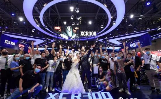 车展与婚纱的完美邂逅，抛开炸街事件，这届车展让我仅有的感动