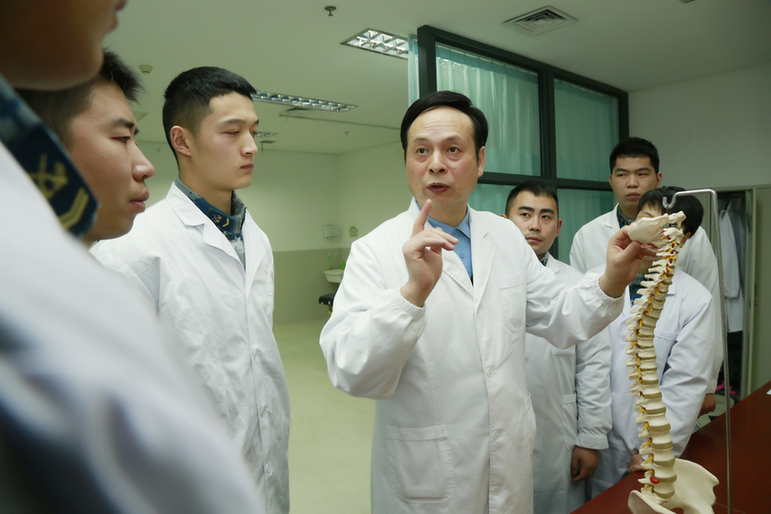 “坐部队的堂，把官兵的脉”军中妙手良医果然名不虚传