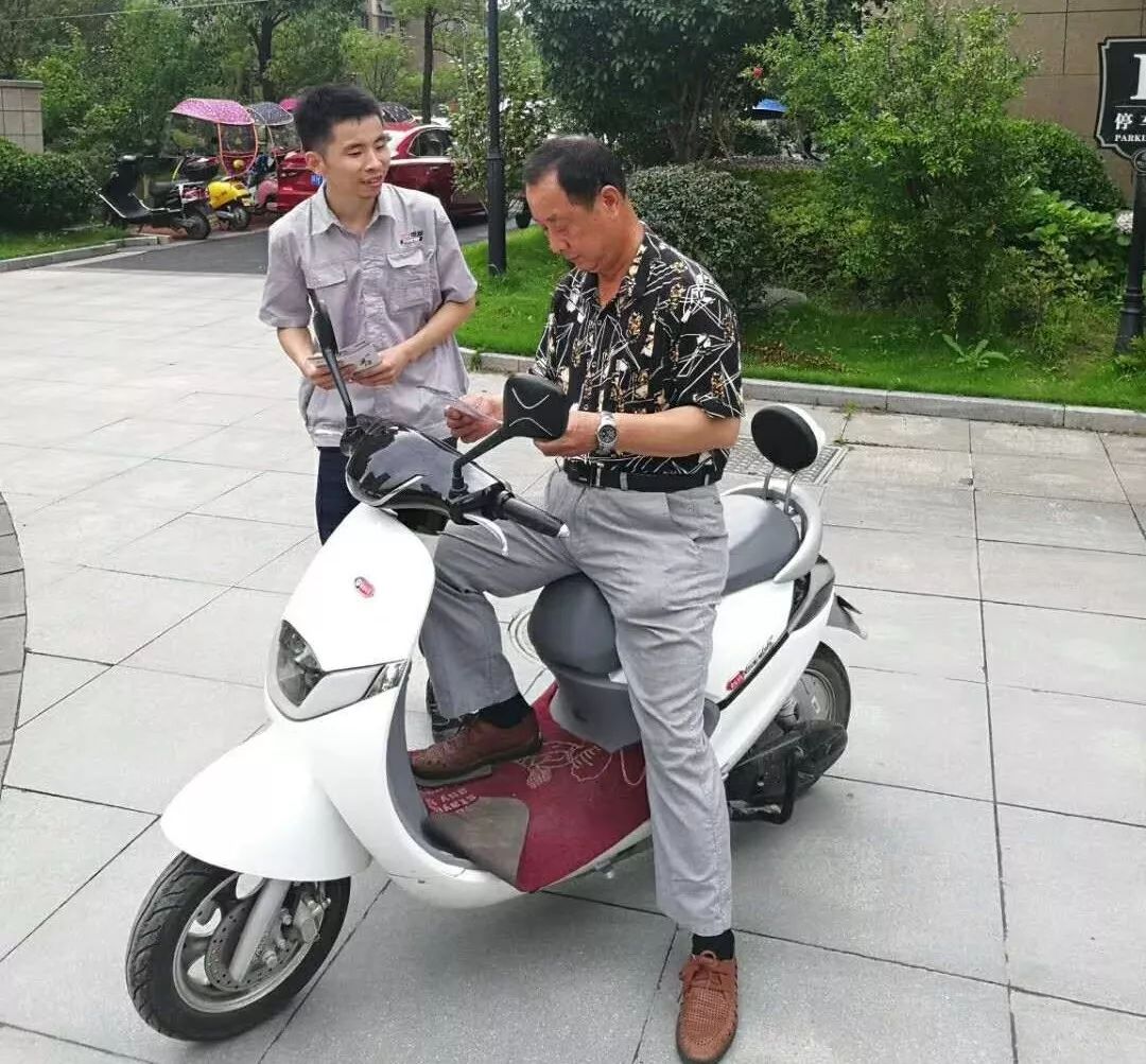 全国第18个“安全生产月”走进了东至县丽山秀水小区