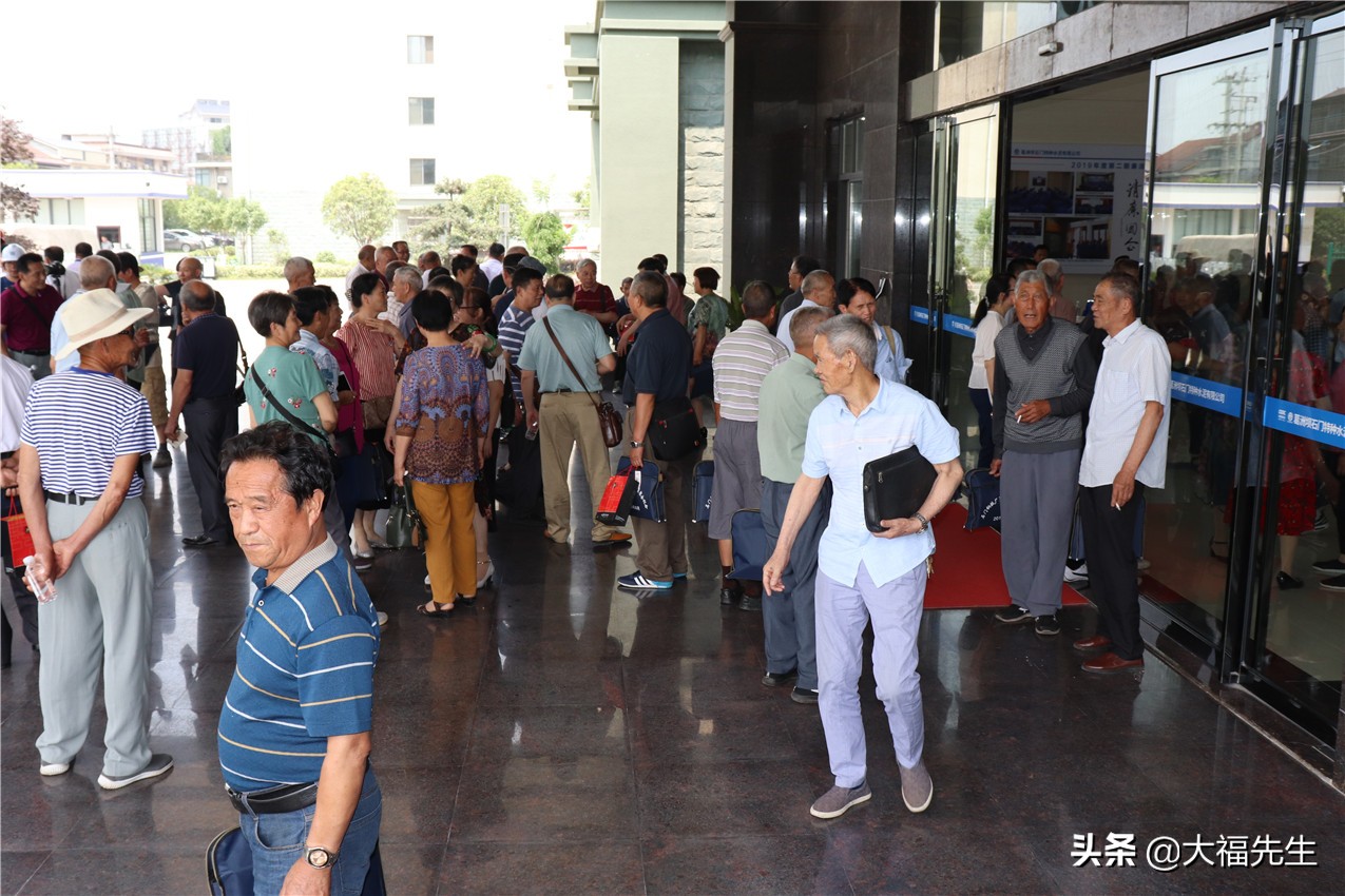 钢铁年代战友重逢,钢铁情怀