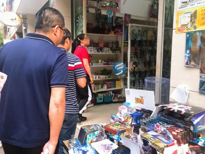 学校门口动漫店涉嫌卖淫秽漫画，如何防护未成年人远离非法出版物