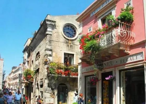 中国买房的钱出国能干嘛 (国外的钱能在国内买房吗)