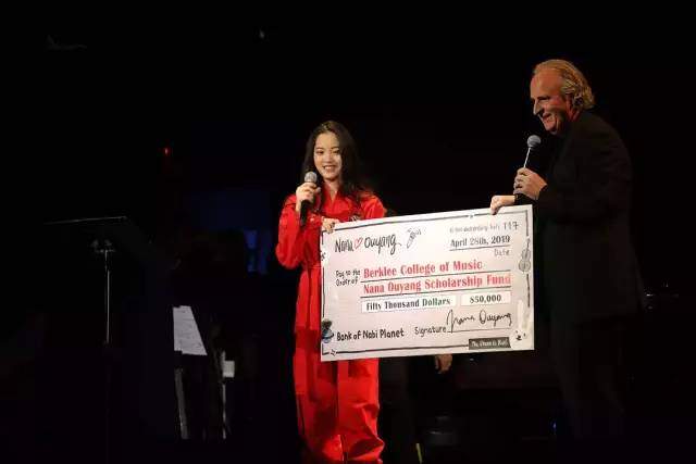 “人精”欧阳娜娜暗讽美合专睡男明星？扒完她的好友圈发现她极度