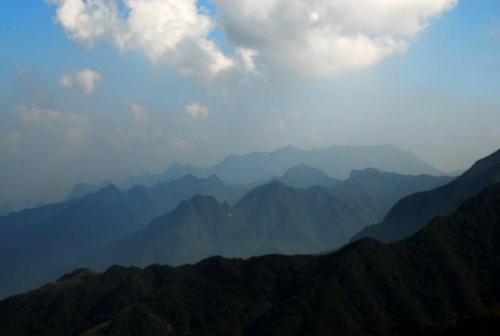 放假了，就去旬阳羊山吸氧、养心，洋洋自得拍“抖音”吧！