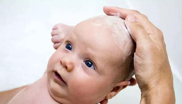 新生儿洗澡身上擦什么,夏天宝宝用什么洗澡可以去除痱子