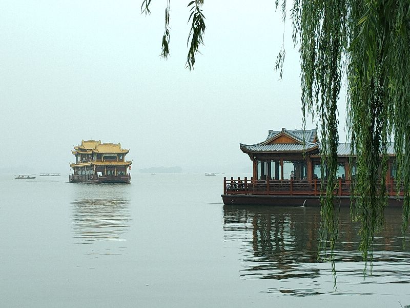 杭州西湖断桥好大的雨,杭州西湖断桥残雪夜景下雨