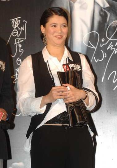 尖叫之夜女主持患甲亢，身材发胖眼睛突出画面骇人，却仍坚持工作