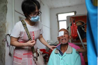 74岁白内障患者重获光明,高州中医院白内障病人