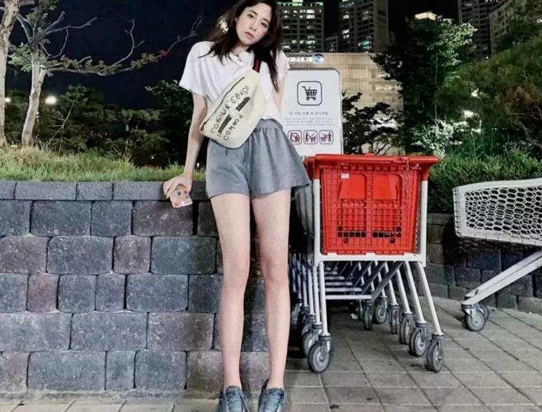 贵圈最大pua阴谋？小花被亲姐*脑洗**30年，还蒙在鼓里…