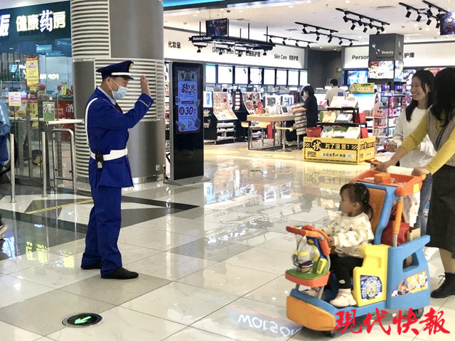 保安每天鞠躬,保安每天鞠躬200次