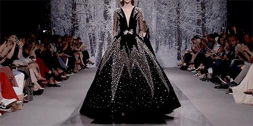 刘亦菲金裙子,刘亦菲穿一袭仙女裙现身活动