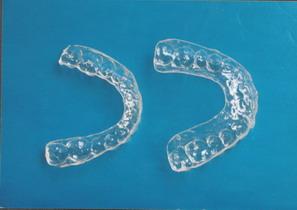 正畸保持器有点裂缝要更换吗,成人正畸后佩戴哪种保持器更合适