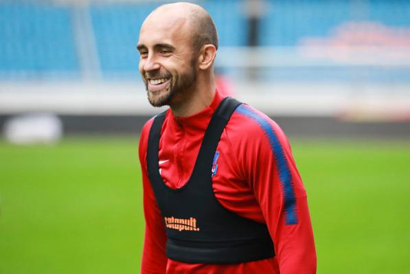 黄海王伟或将永久禁赛?上演断子绝孙脚染红离场,球迷:恶意违规