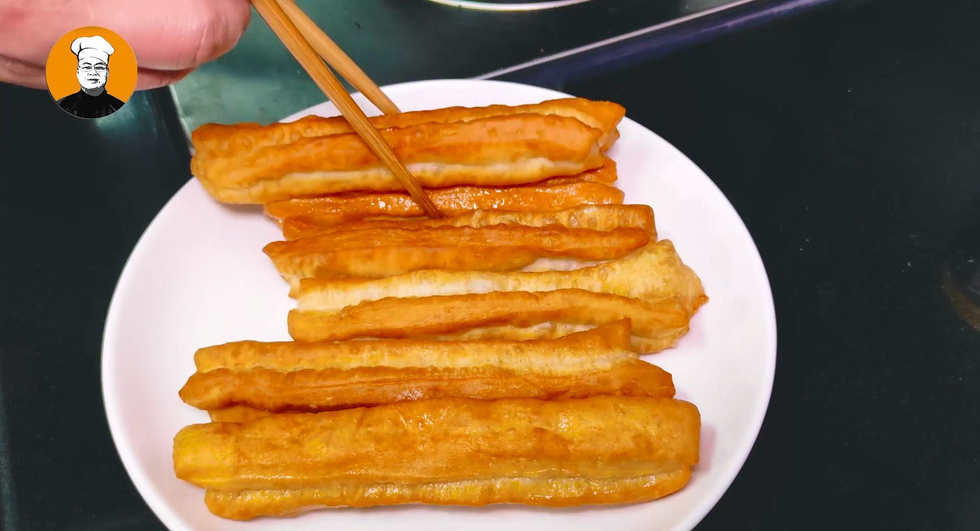 油条家常做法酥脆不硬,油条简单好吃的做法