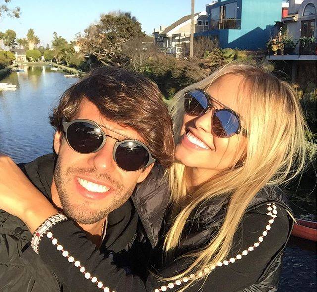 卡卡和2婚妻子秀恩爱!卡洛琳美若天仙!卡洛琳娜更是美艳不可方物