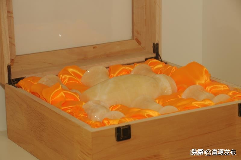 富源：曹跃兴创办佳景石材公司生产加工米黄松香玉工艺品名气大増