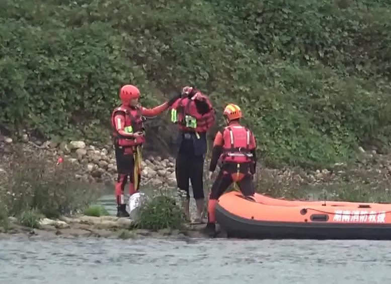 这觉睡得有多香？湖北一大爷因钓鱼，深夜连人带车被困河中