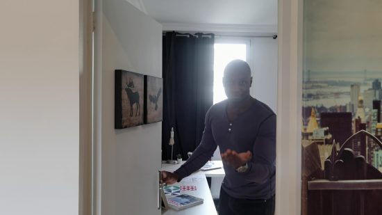 手机摄像头刮花了影响拍照吗,手机摄像头玻璃刮花有影响吗