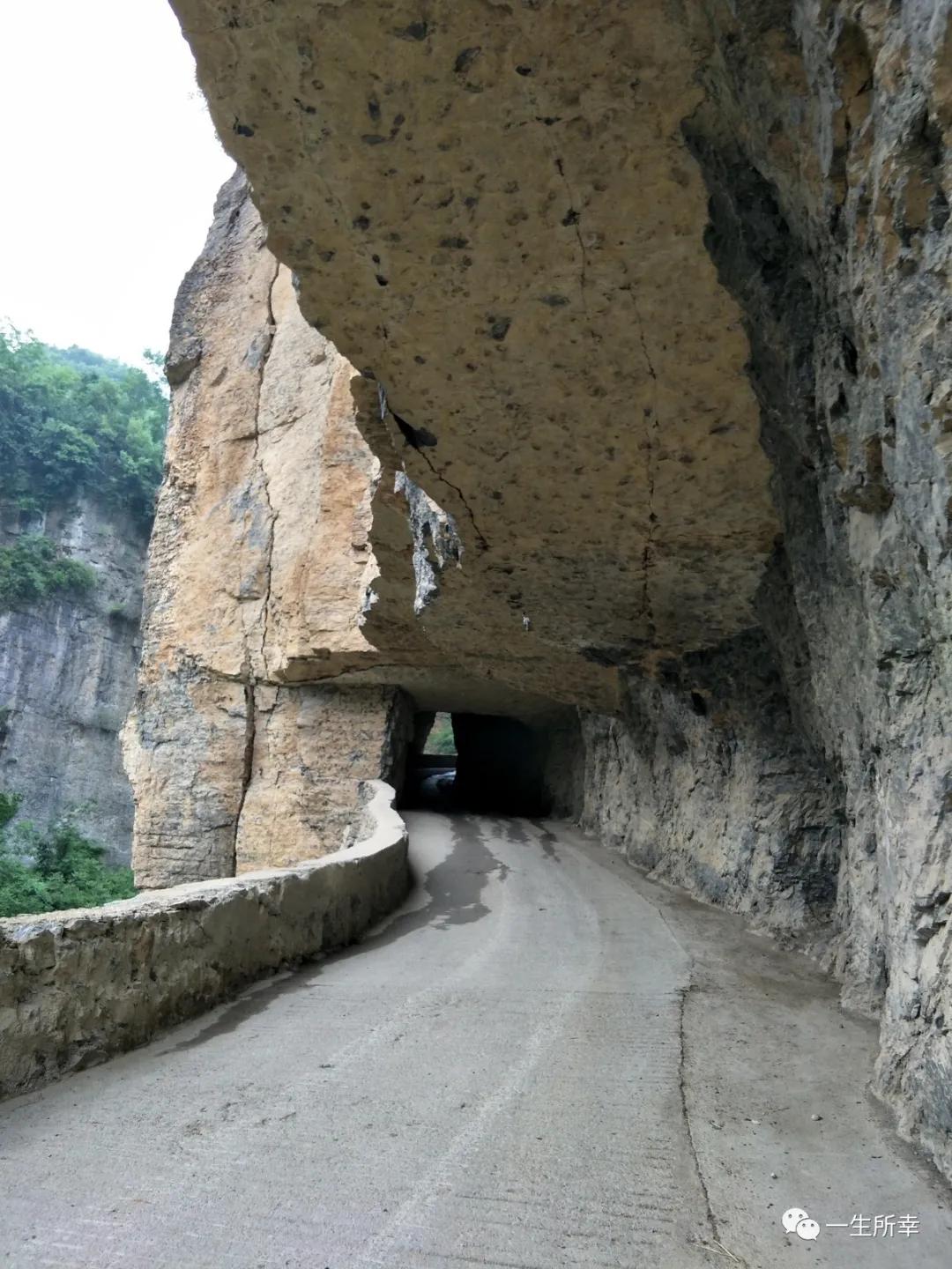 一川碧水,一川碧水一重山