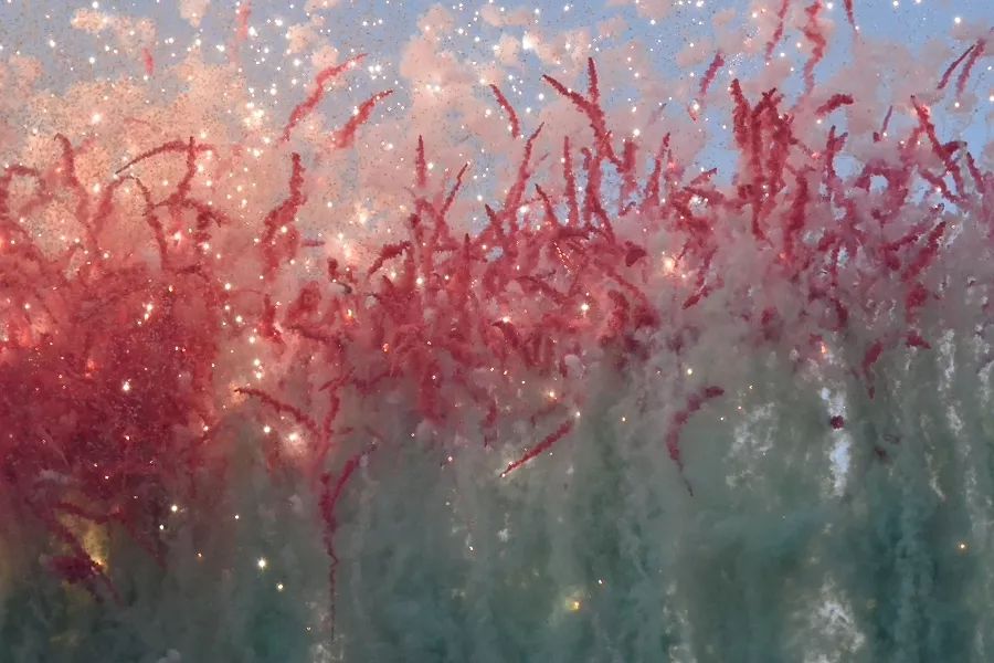 最会玩火的男人!他炸遍全世界却换来全网膜拜:美到窒息的神作