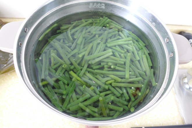 拌凉菜的调料怎么做好吃又香呢,拌凉菜主要少不了的调料