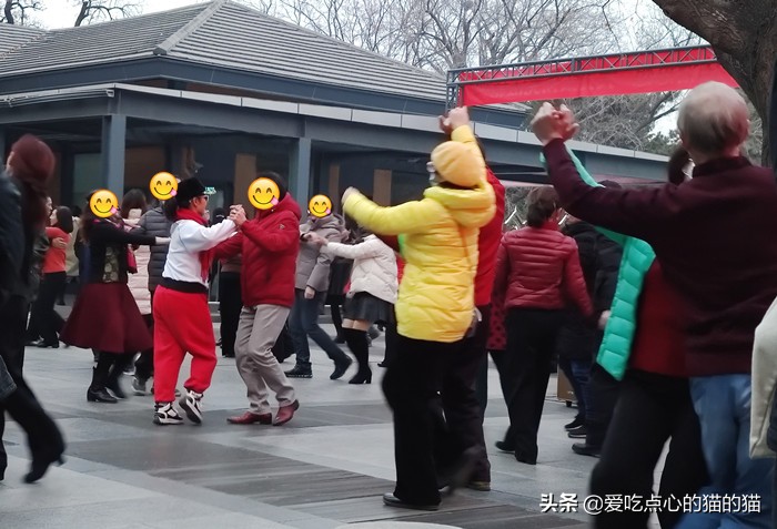 中老年人跳交谊舞的裙子,中老年人交谊舞表演